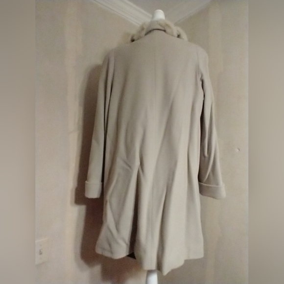 Albert Nipon Studios Elegant Vintage Beige Coat with Faux Fur Trim - Picture 8 of 14